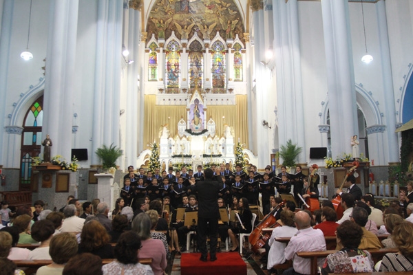 O maestro Patrick França junto com a OSF e o Coral Pequenos Cantores de Cássia